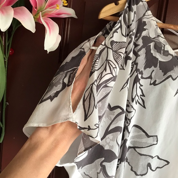 Guess XS Cold Shoulder Silk Blouse Tie in Back D1 - Picture 4 of 8